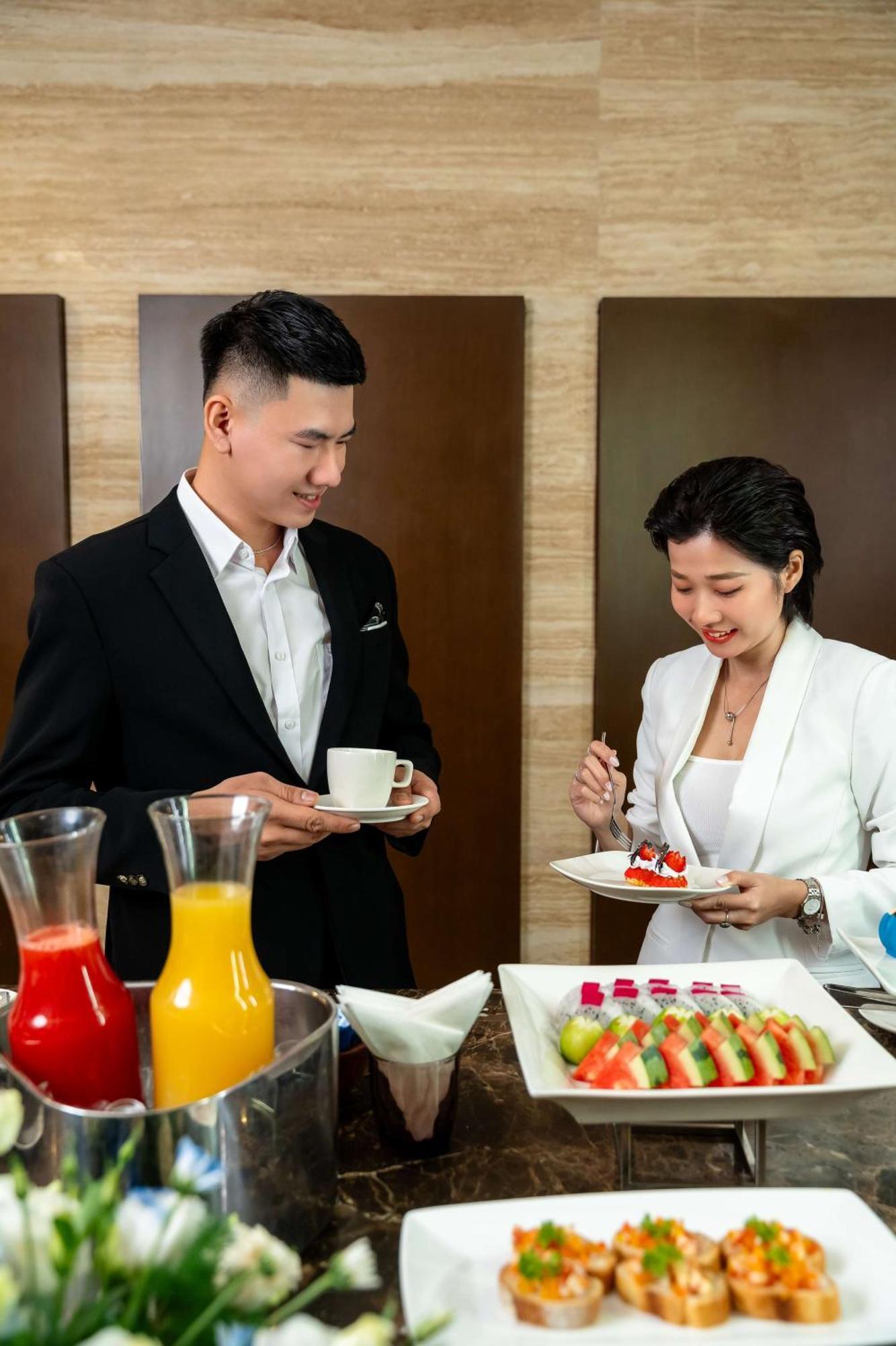 Radisson Blu Resort Phu Quoc Exterior foto A butler serving a guest